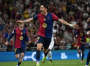 败北首场状态出色，公牛观众沸腾！，莱万多夫斯基重返赛场引发球迷热议(牛僧孺轶事原文及翻译)