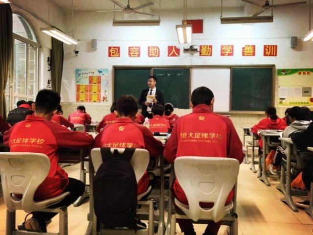 恒大斗重庆，胜负与否全取决于全队的拼搏的简单介绍