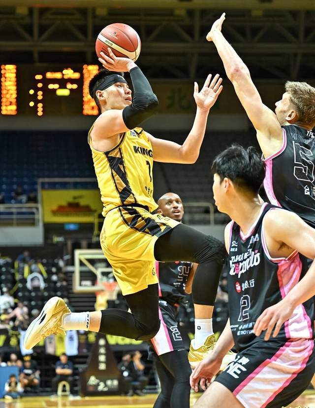 国王险胜刷新队史纪录，连续三场30+关键表现点燃全场！