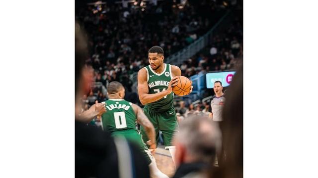 字母哥重要时刻表现优异,雄鹿带队取胜!引发球迷热议(字母哥雄鹿报道视频) 字母哥重要时刻表现优异,雄鹿带队取胜!引发球迷热议(字母哥雄鹿报道视频)