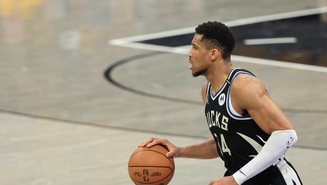 字母哥重要时刻表现优异,雄鹿带队取胜!引发球迷热议(字母哥雄鹿报道视频) 字母哥重要时刻表现优异,雄鹿带队取胜!引发球迷热议(字母哥雄鹿报道视频)